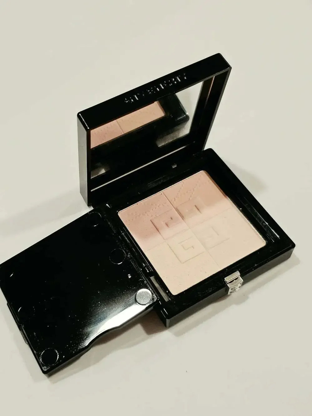 New GIVENCHY Prisme Libre Blurring & Color-Correcting Matte Pressed Powder